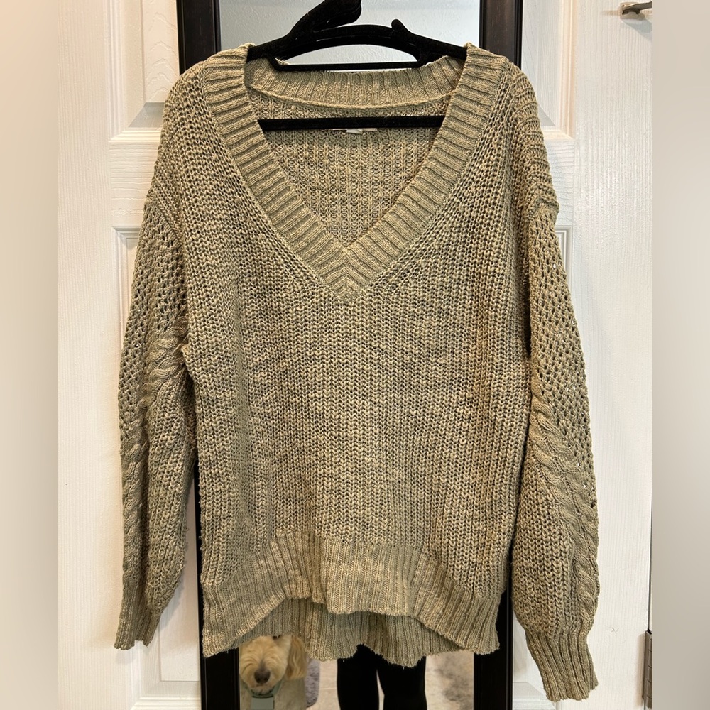 American Eagle V neck sweater